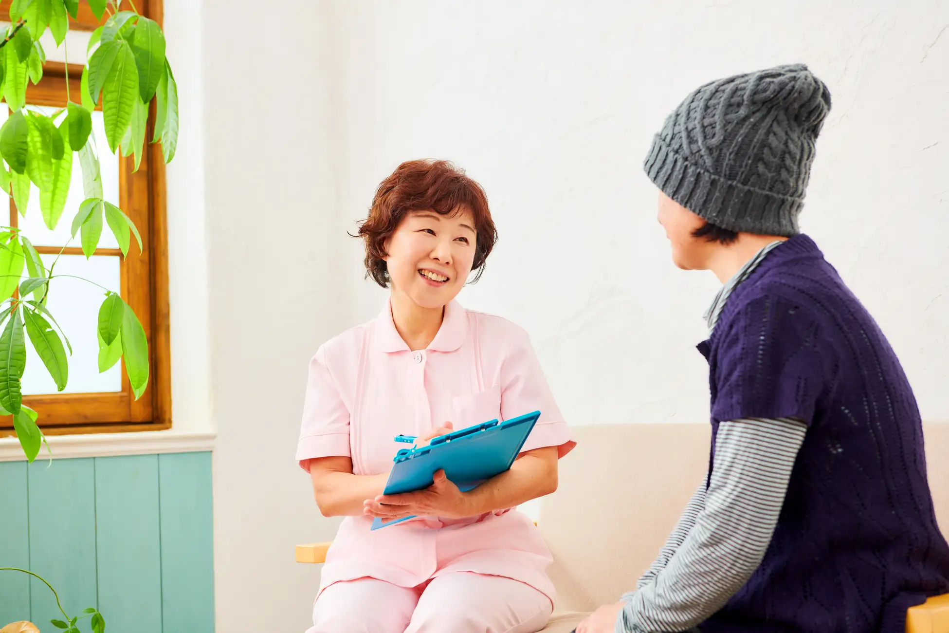 認知症ケアのトレンド！今日から在宅介護に取り入れられる「ユマニチュード」とは？