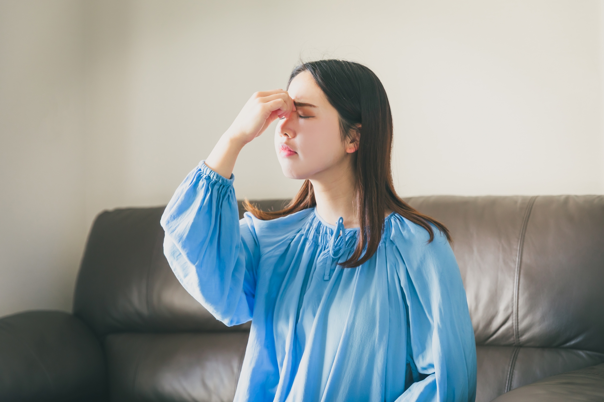 目の疲れやドライアイの原因は？ 今日からできる簡単セルフケア