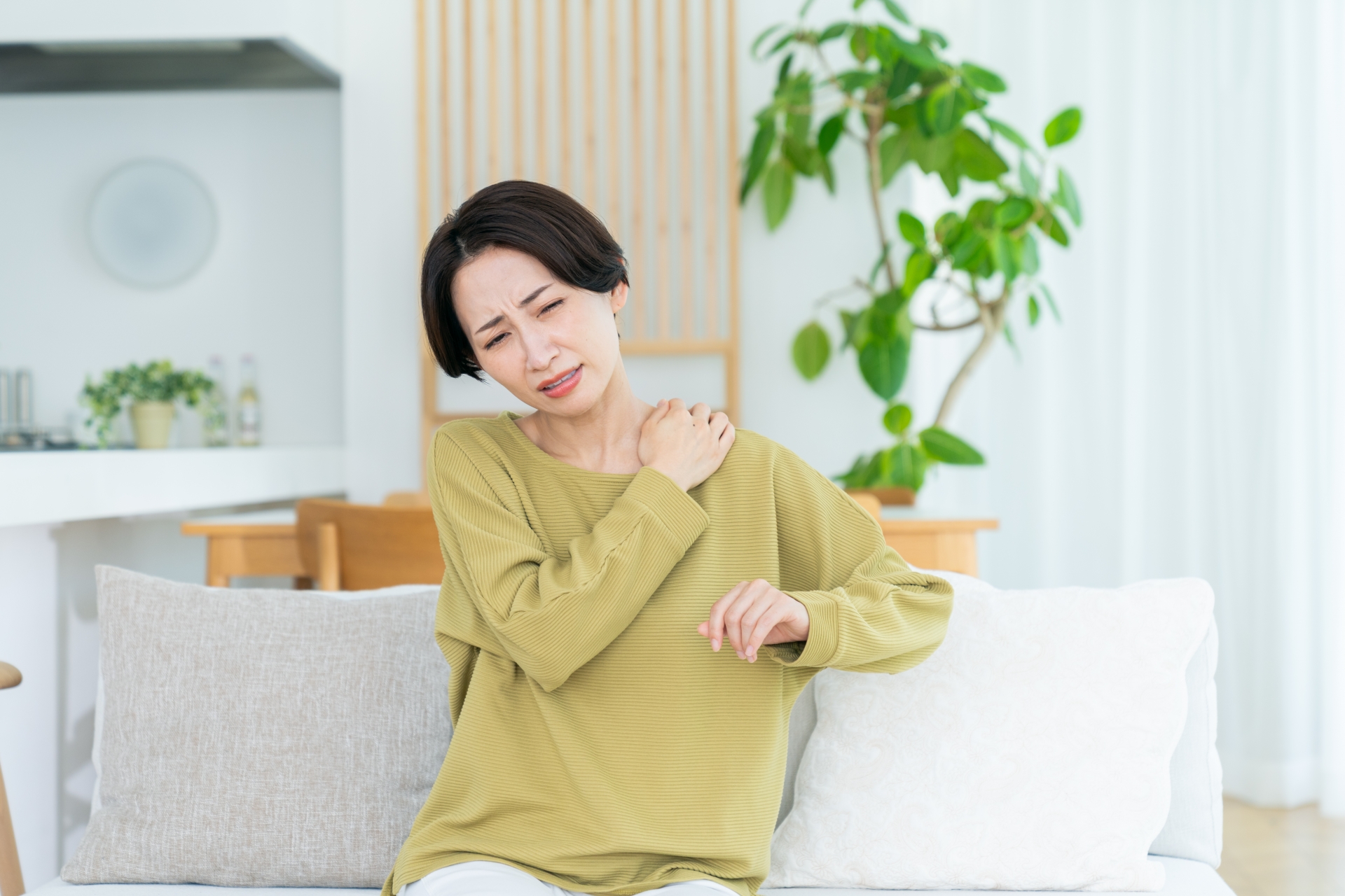 肩こり・ストレートネックが老け見えの原因に！30代~60代女性のための正しい姿勢ケア