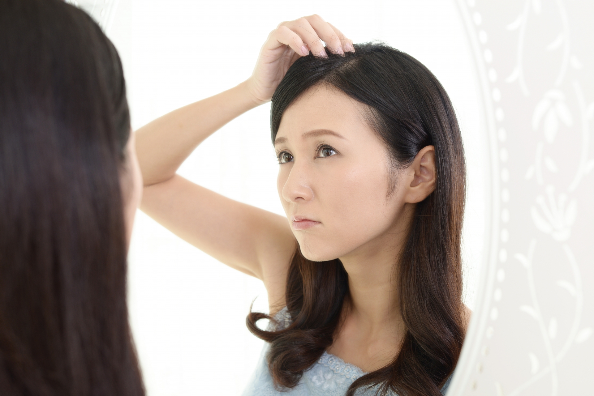 秋になると抜け毛が増える理由とは？紫外線の影響と食事でできるセルフケア